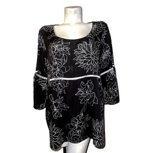 Suzanne Betro Top Plus Size 1X Black White Floral Scoop Neck Belled Sleeve Tunic